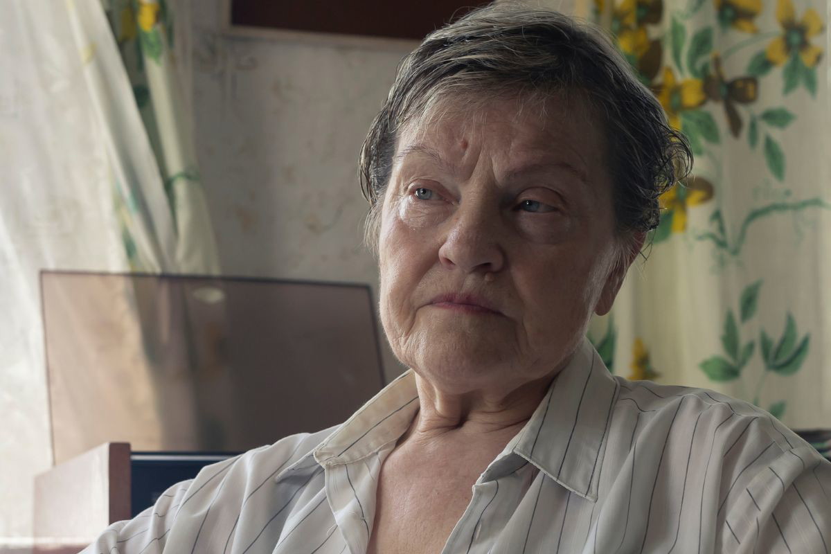 kobieta 70+ zamyślona i poważna