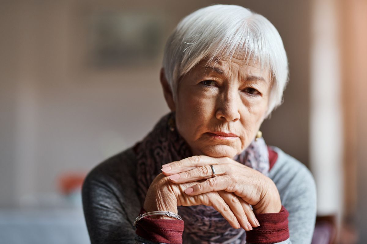 kobieta zamyślona i poważna