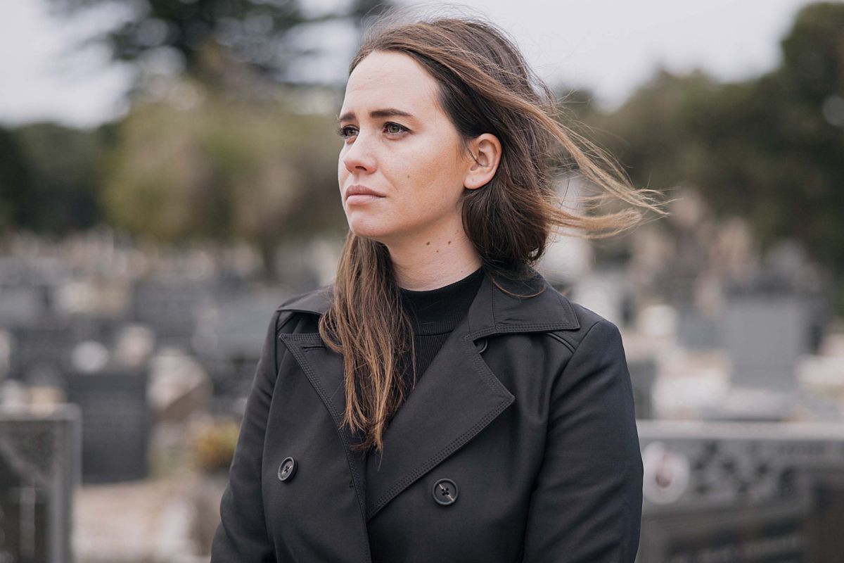 kobieta na cmentarzu