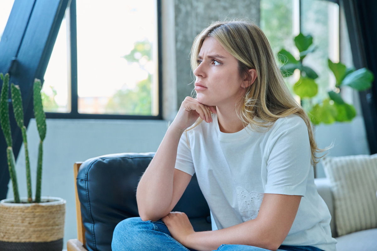 zamyślona kobieta