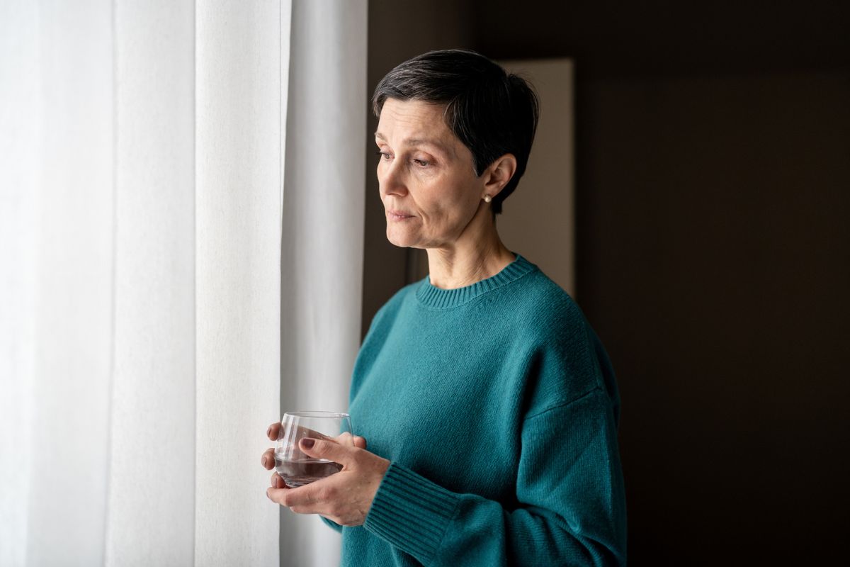 kobieta 60+ zamyślona i smutna