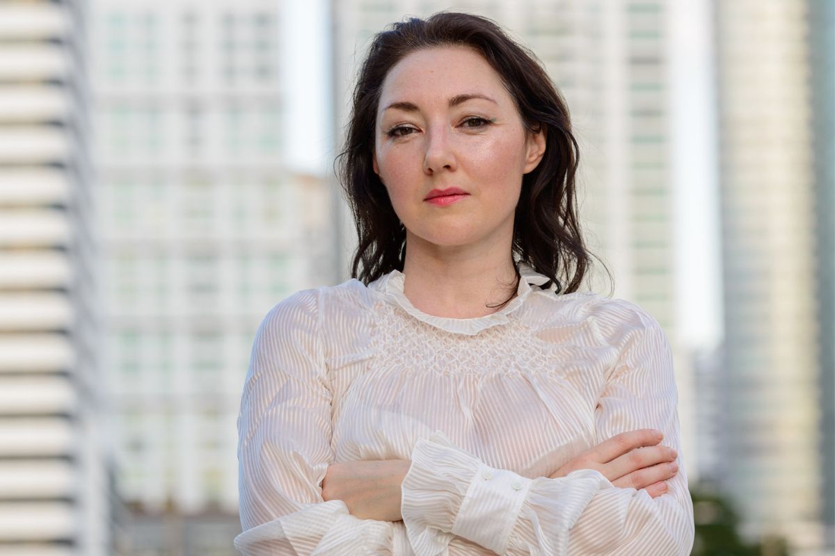 kobieta z poważną miną