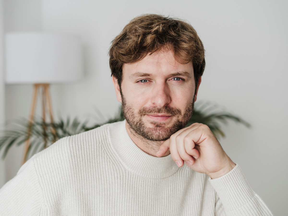 zaskoczony mężczyzna