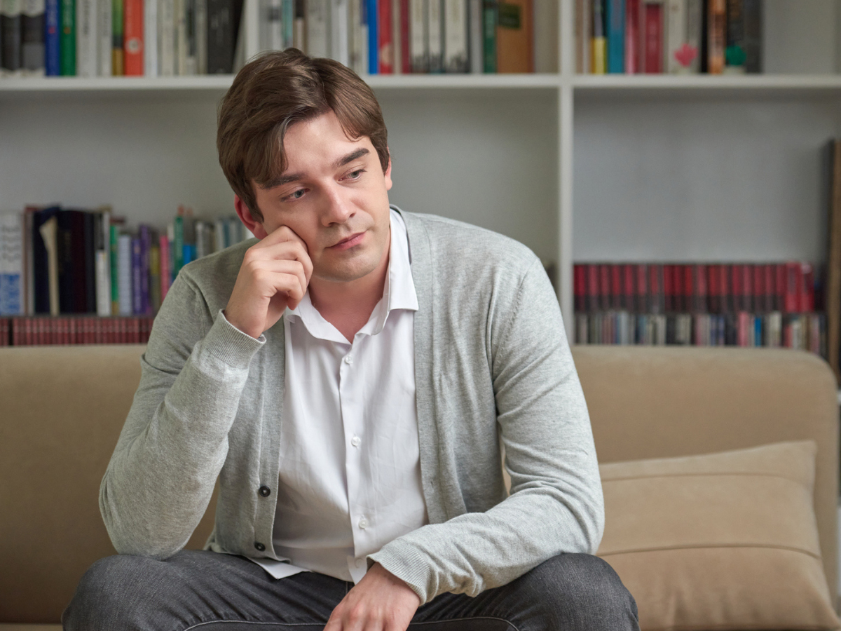 zamyślony mężczyzna