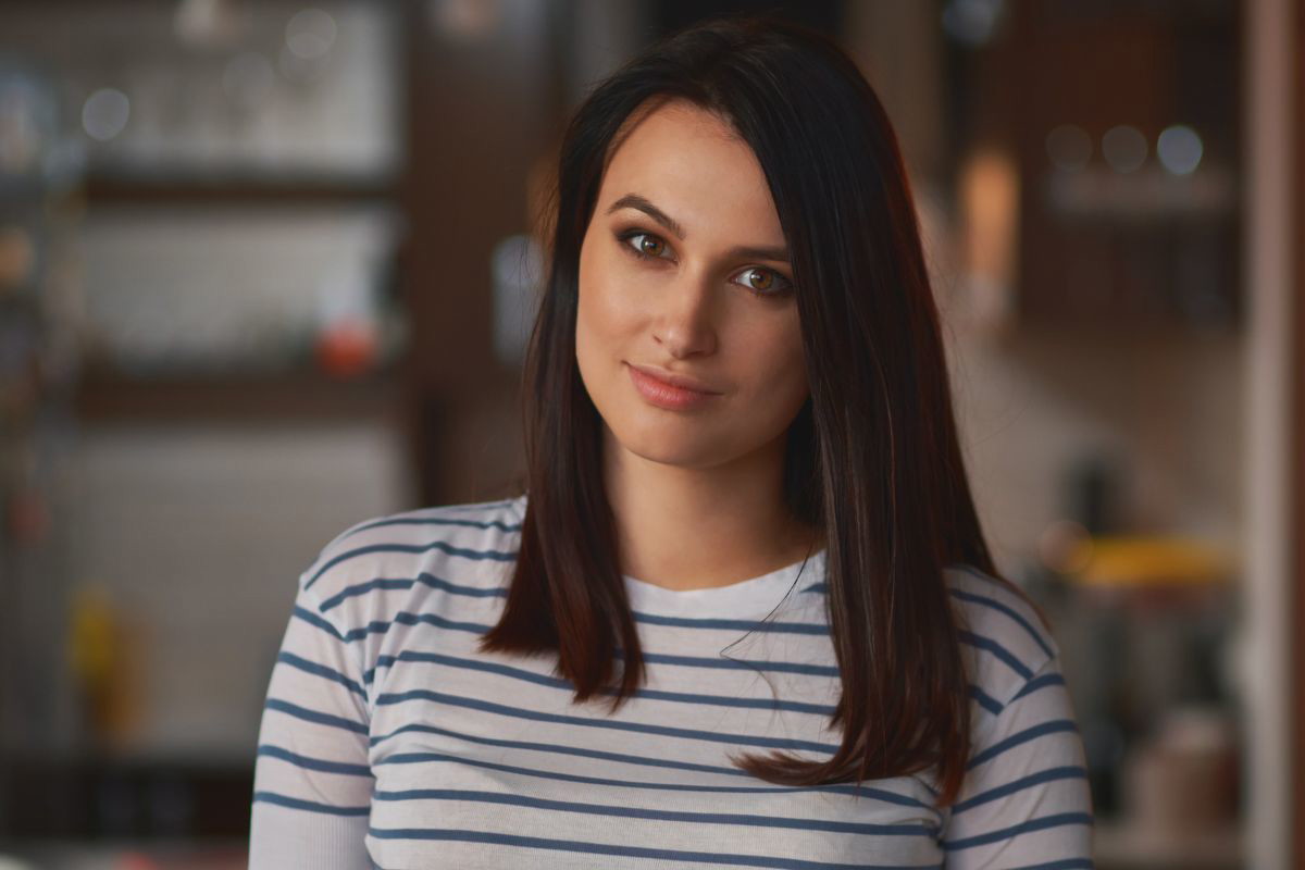 kobieta 30+ patrzy prosto w obiektyw aparatu