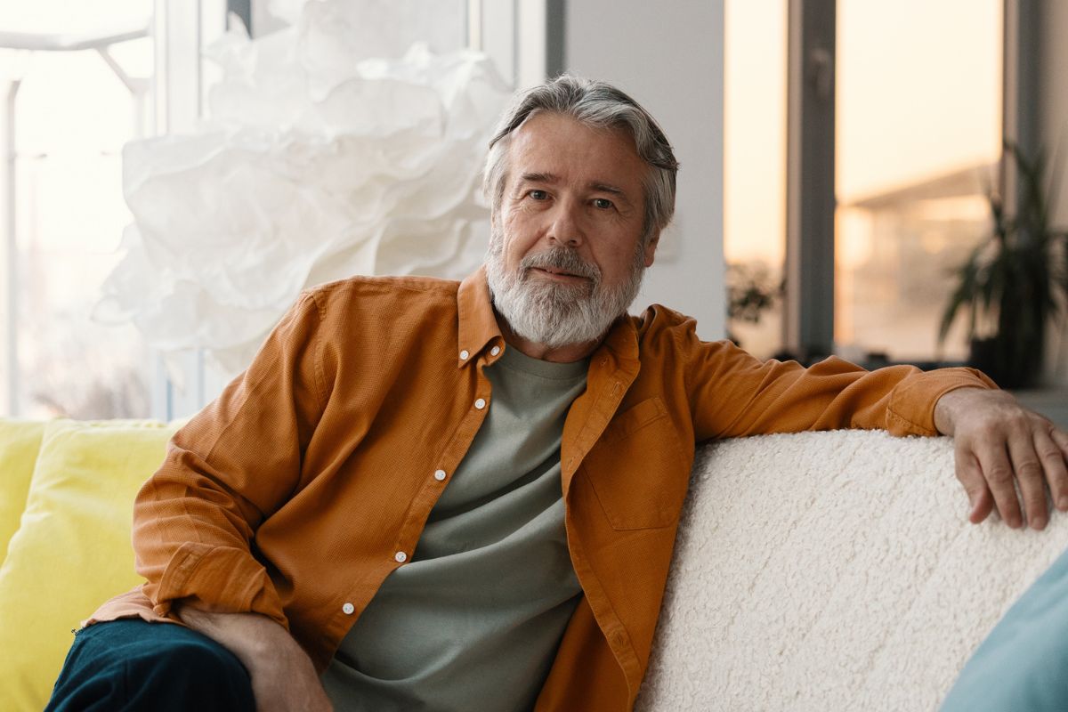 starszy pan na kanapie