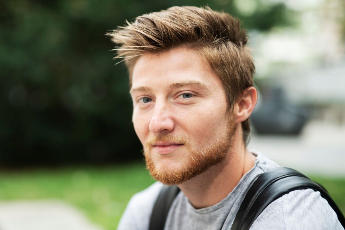 młody chłopak z brodą