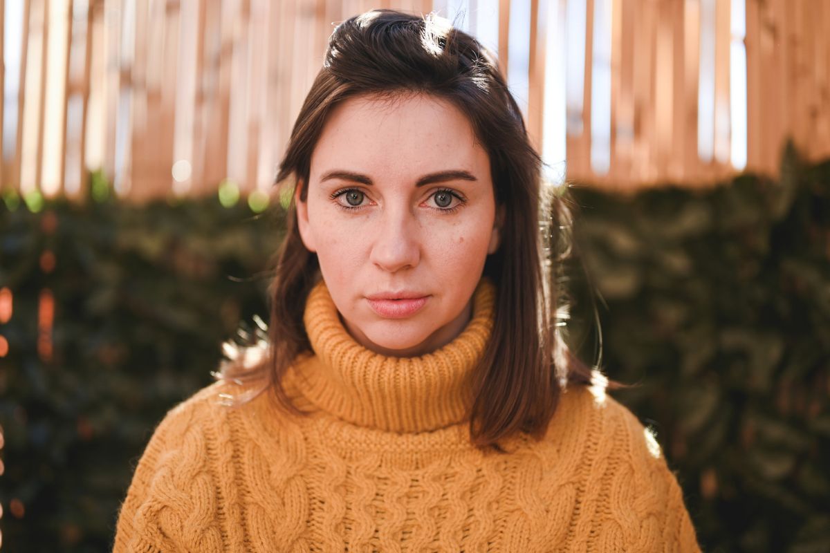 kobieta 30+ patrzy prosto w obiektyw aparatu