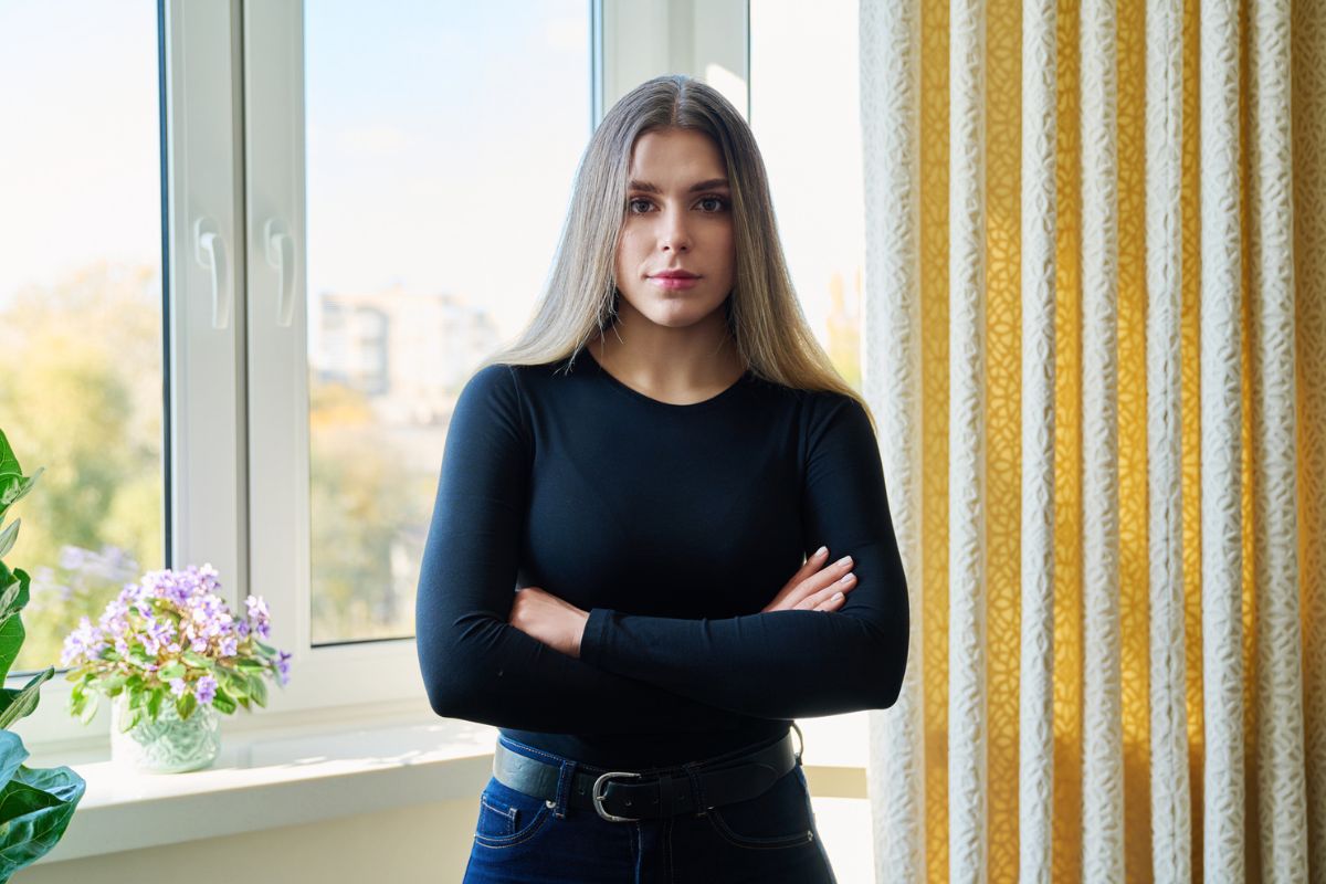 kobieta 20+ patrzy prosto w obiektyw aparatu