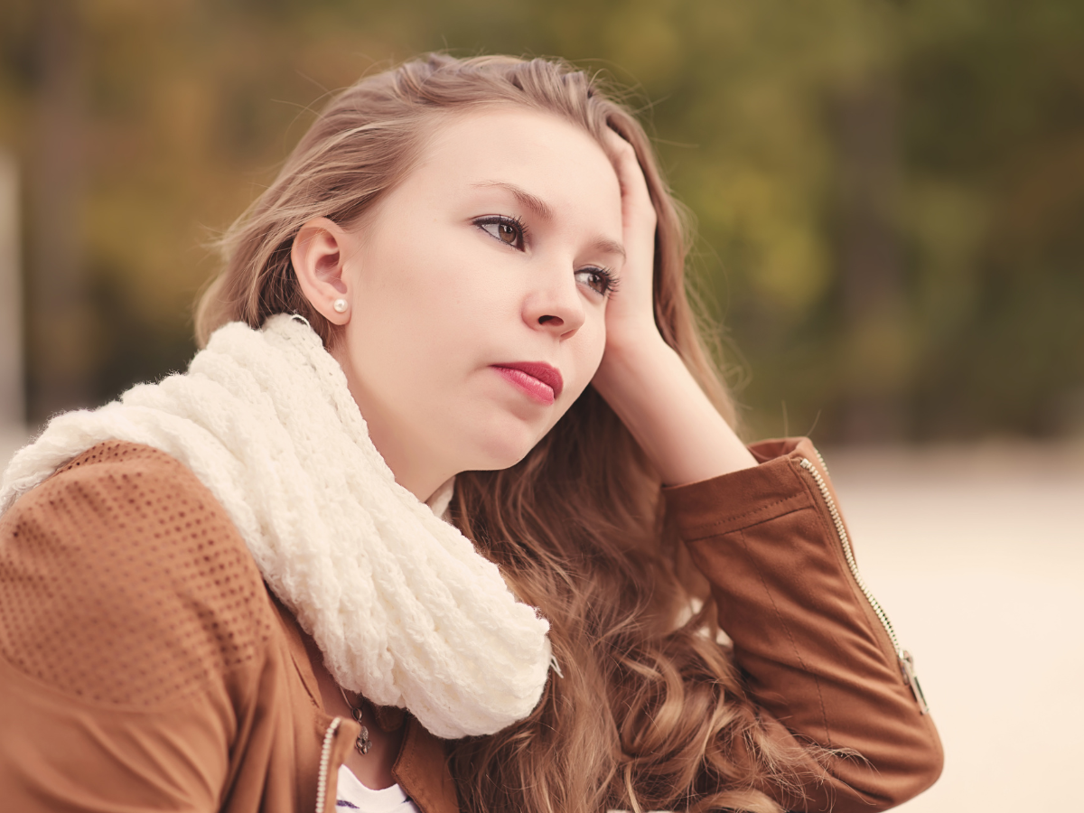 zamyślona dziewczyna