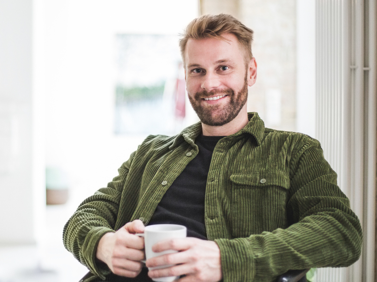 uśmiechnięty mężczyzna