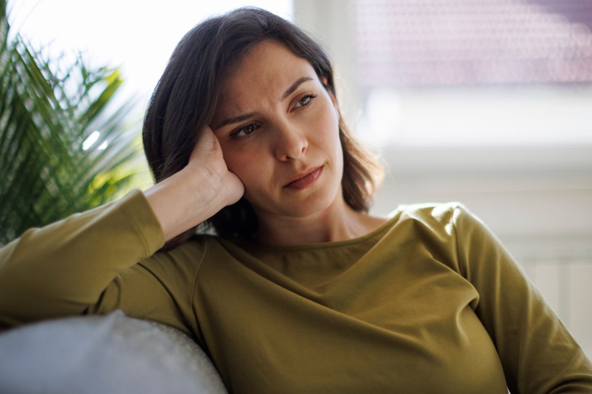 kobieta siedzi na kanapie