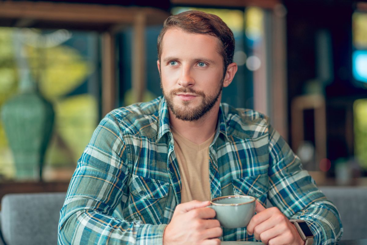mężczyzna w koszuli w kratę