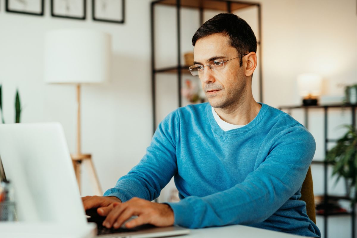 mężczyzna przy laptopie