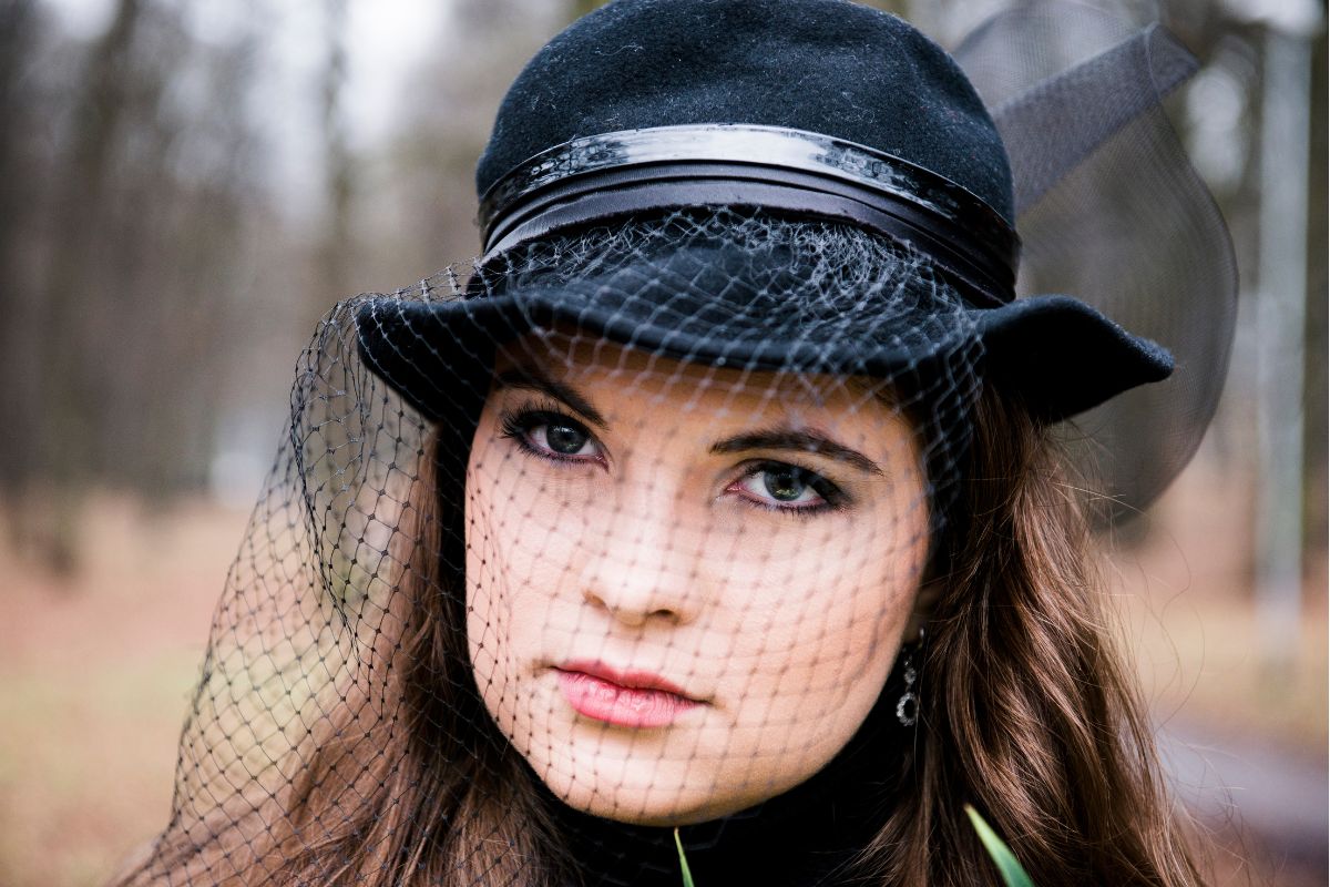 Kobieta w czarnym kapeluszu