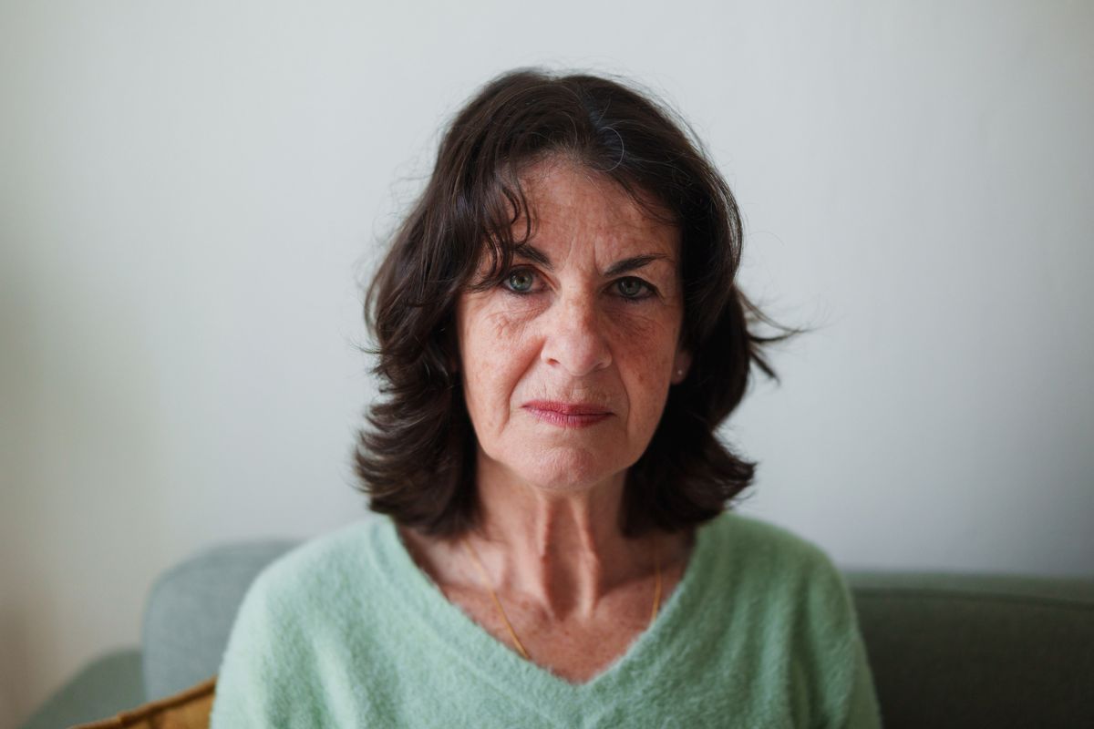 kobieta 60+ zamyślona i smutna