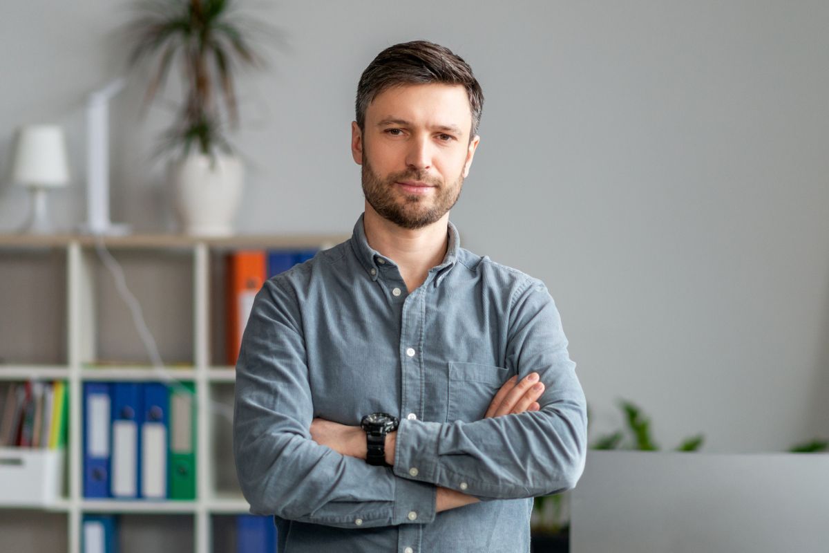 mężczyzna z założonymi rękami