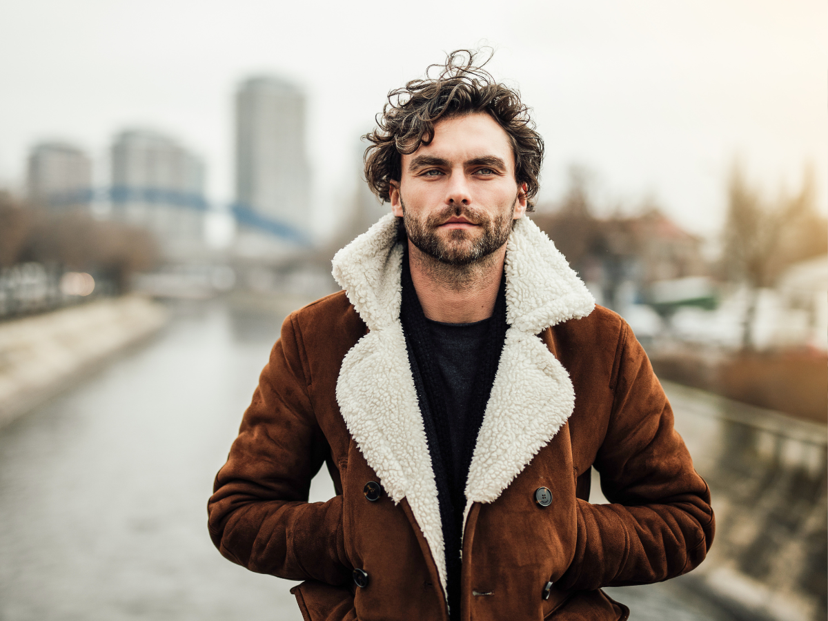 zaskoczony mężczyzna