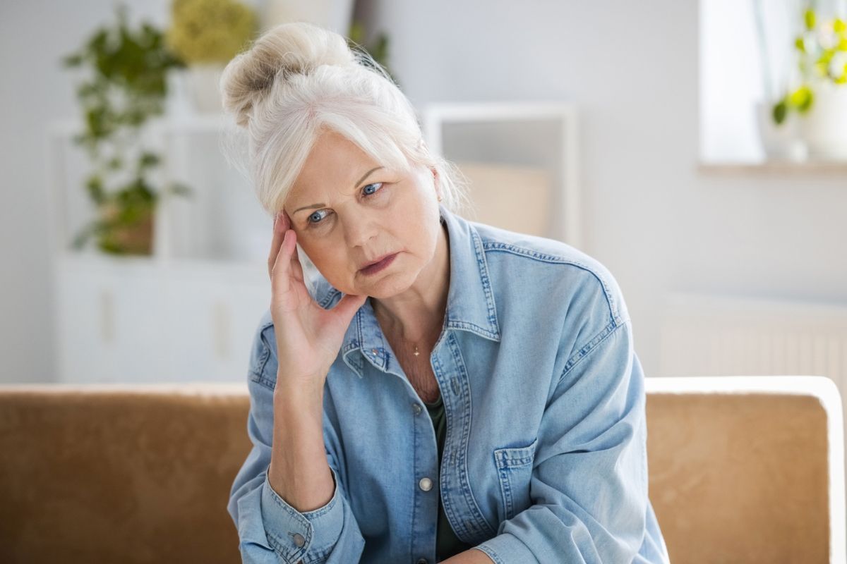 kobieta 70+ zamyślona i smutna