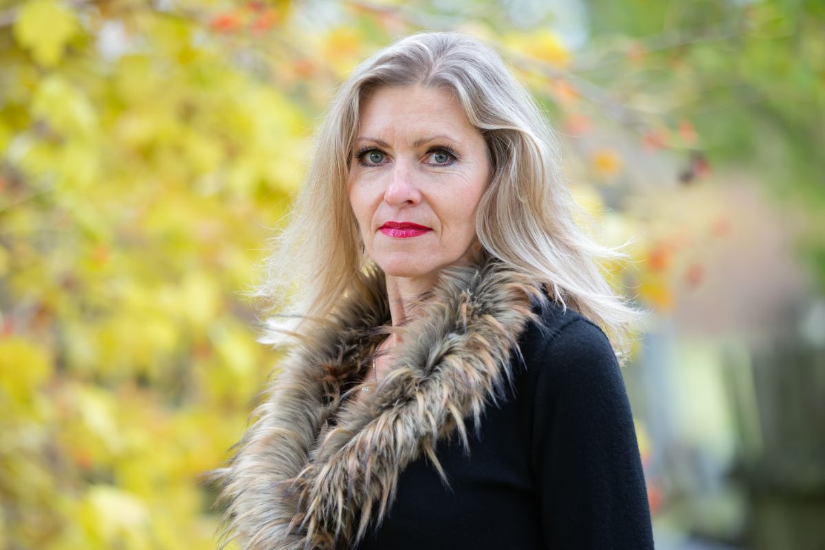 kobieta w płaszczu z futerkiem