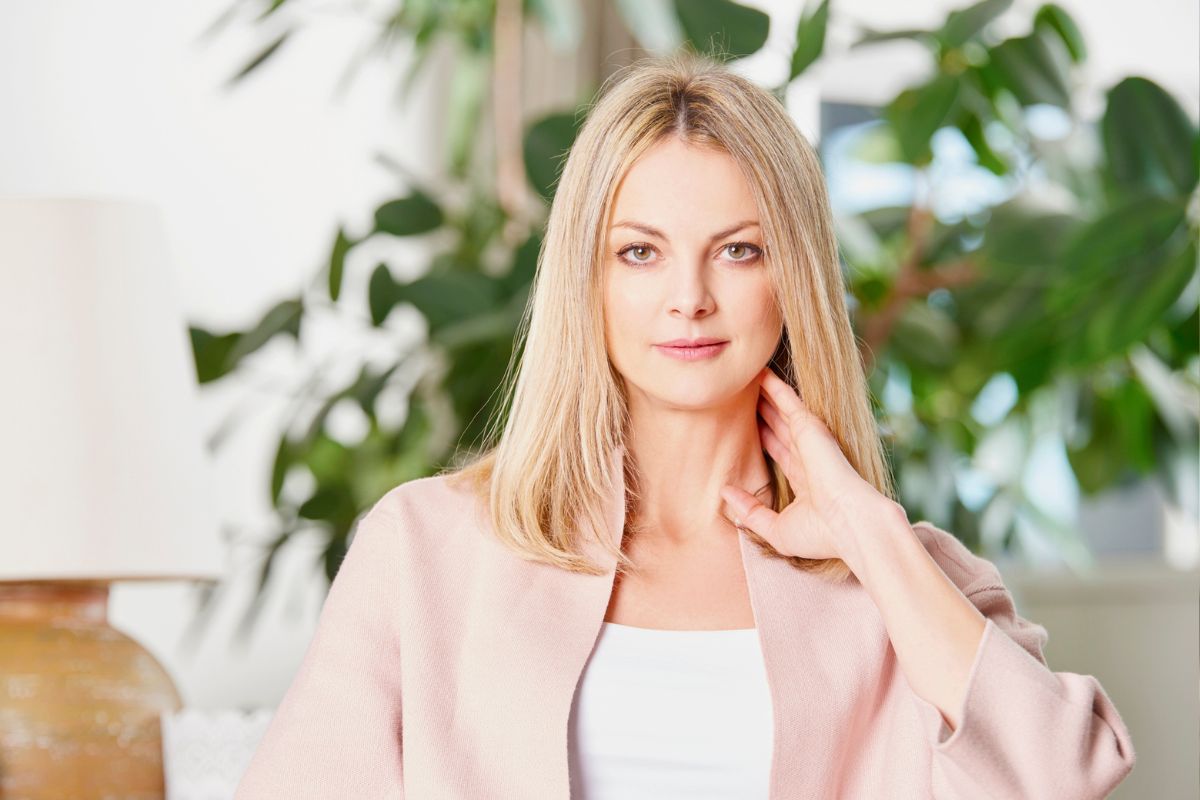 kobieta patrzy prosto w obiektyw aparatu