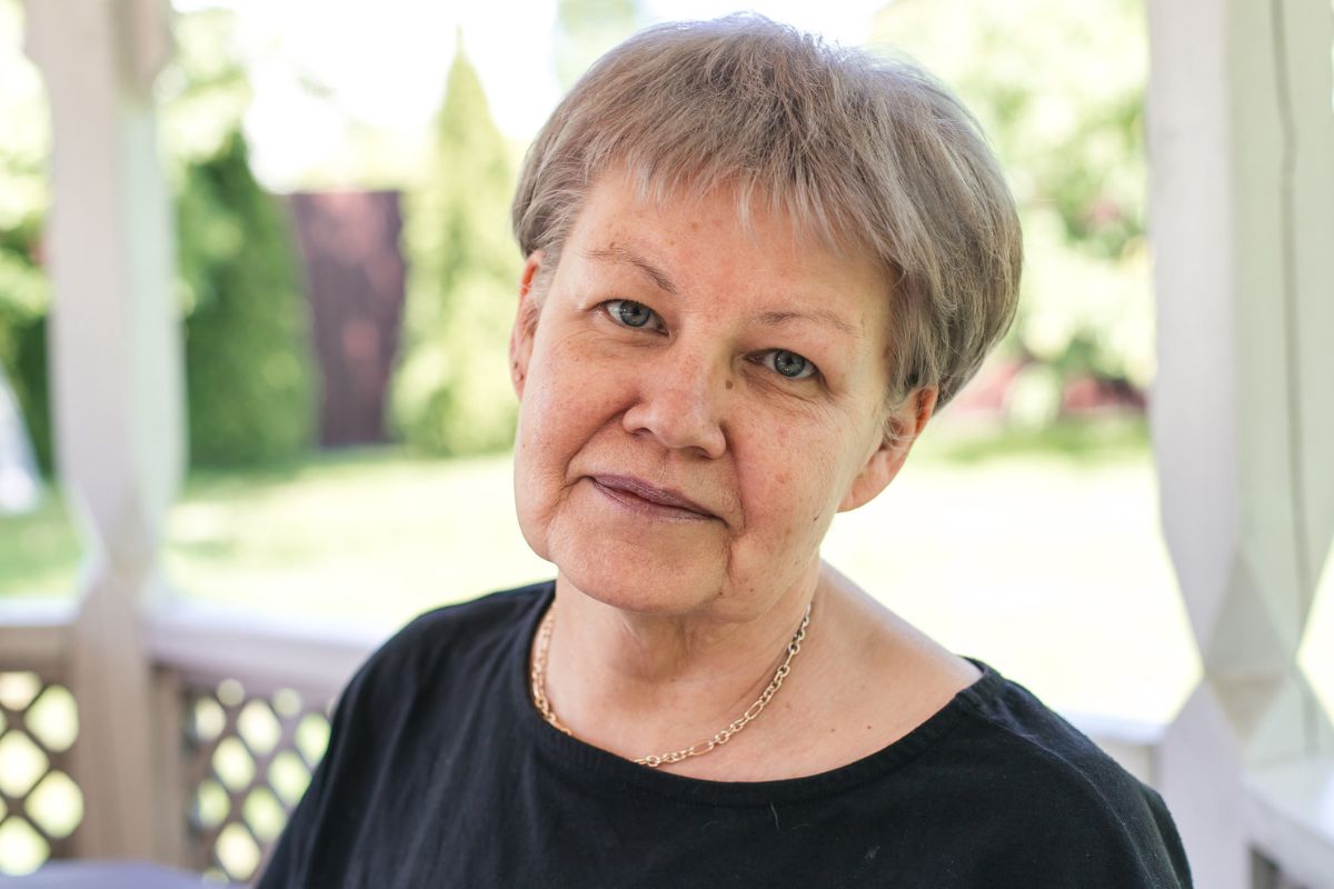 kobieta patrzy prosto w obiektyw aparatu