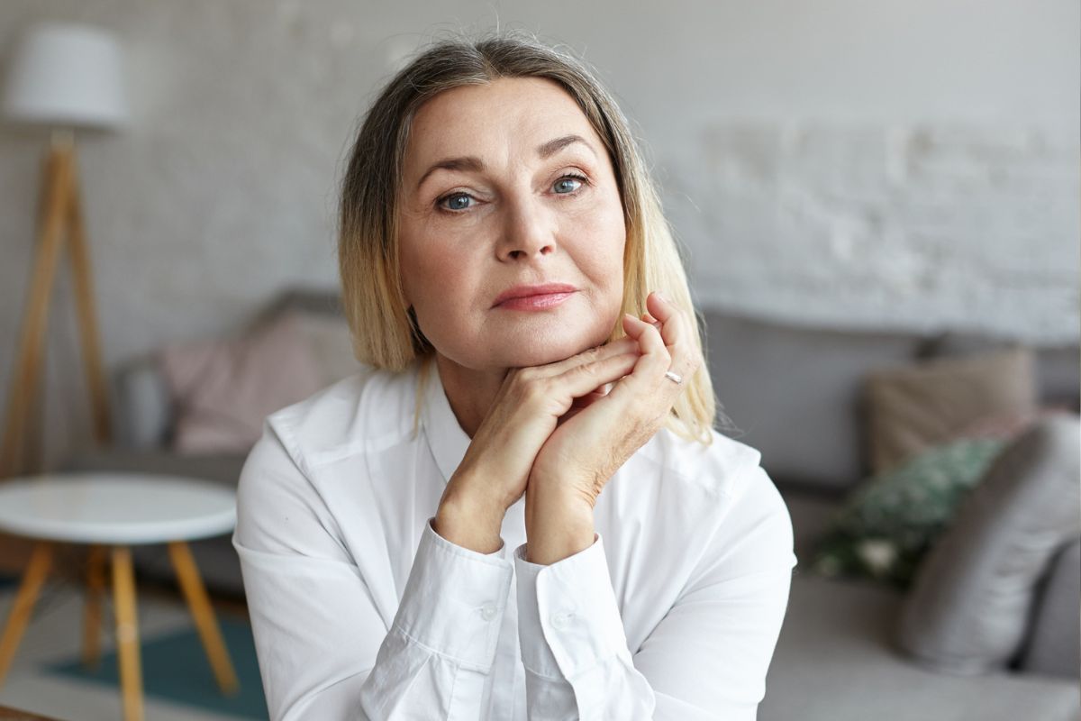 kobieta 60+ zamyślona i smutna