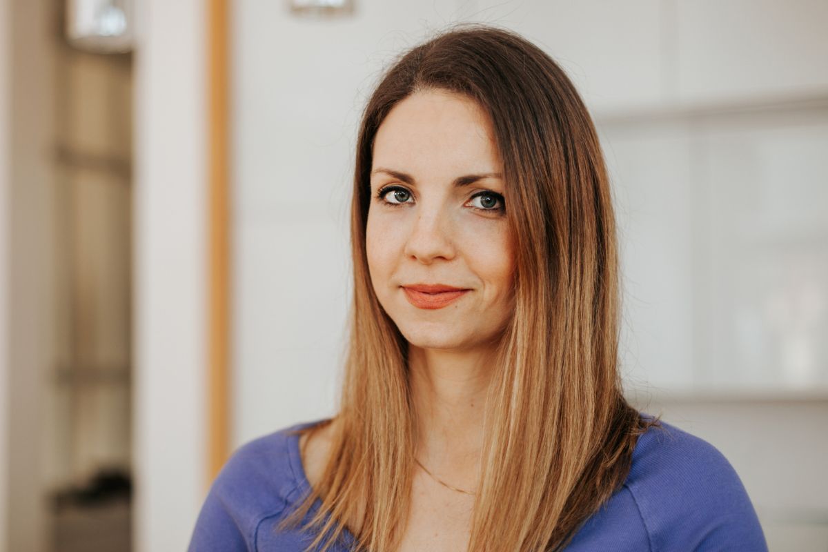 kobieta w niebieskiej bluzce