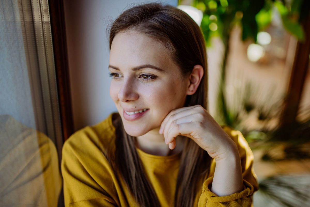 kobieta patrząca przez okno