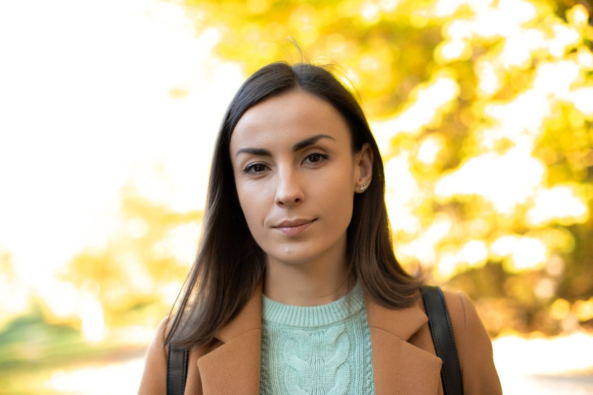 kobieta 20+ zamyślona i poważna