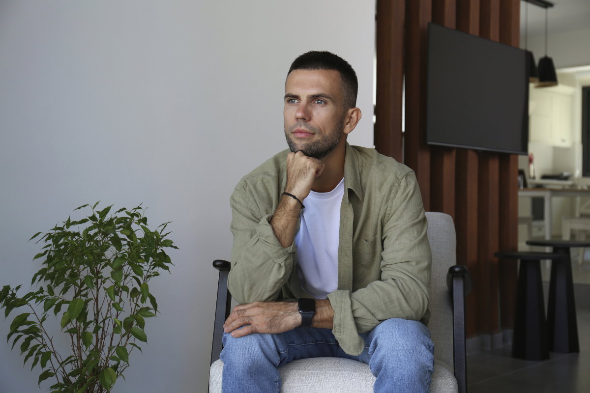 zamyślony mężczyzna