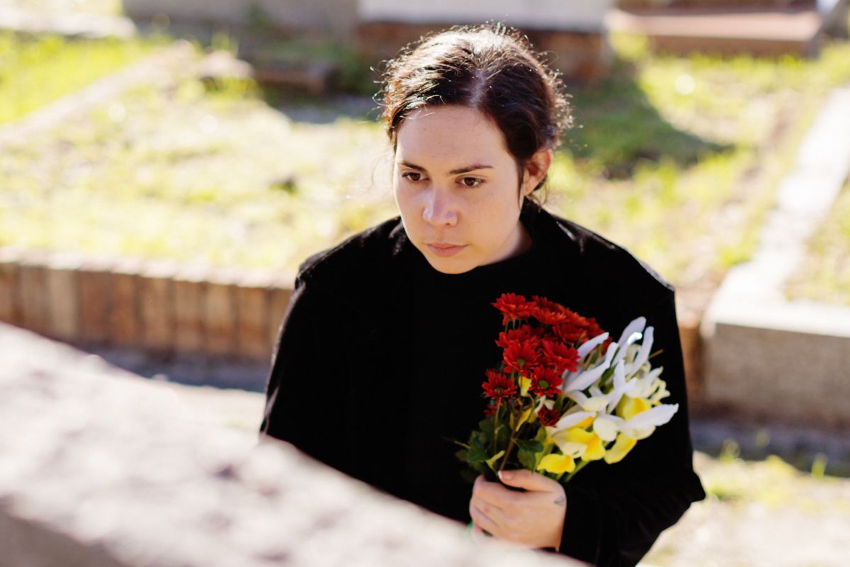 Kobieta na cmentarzu