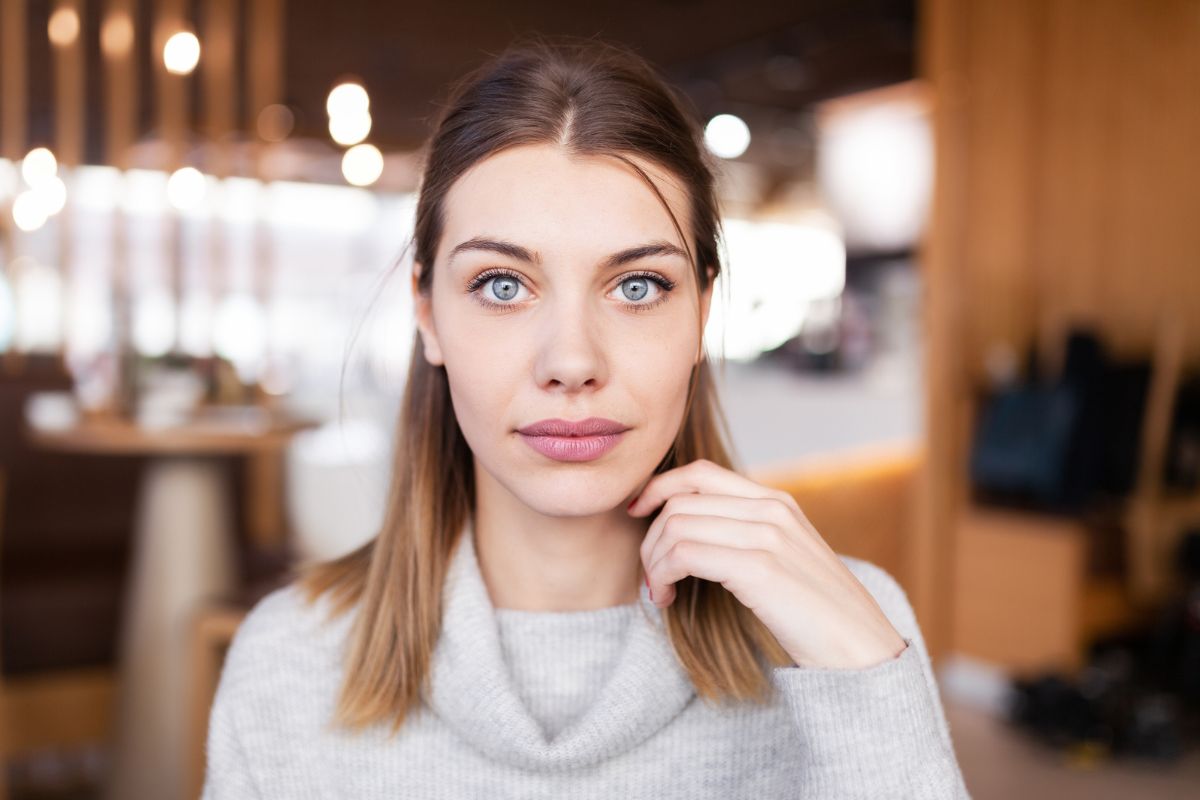 kobieta patrzy prosto w obiektyw aparatu