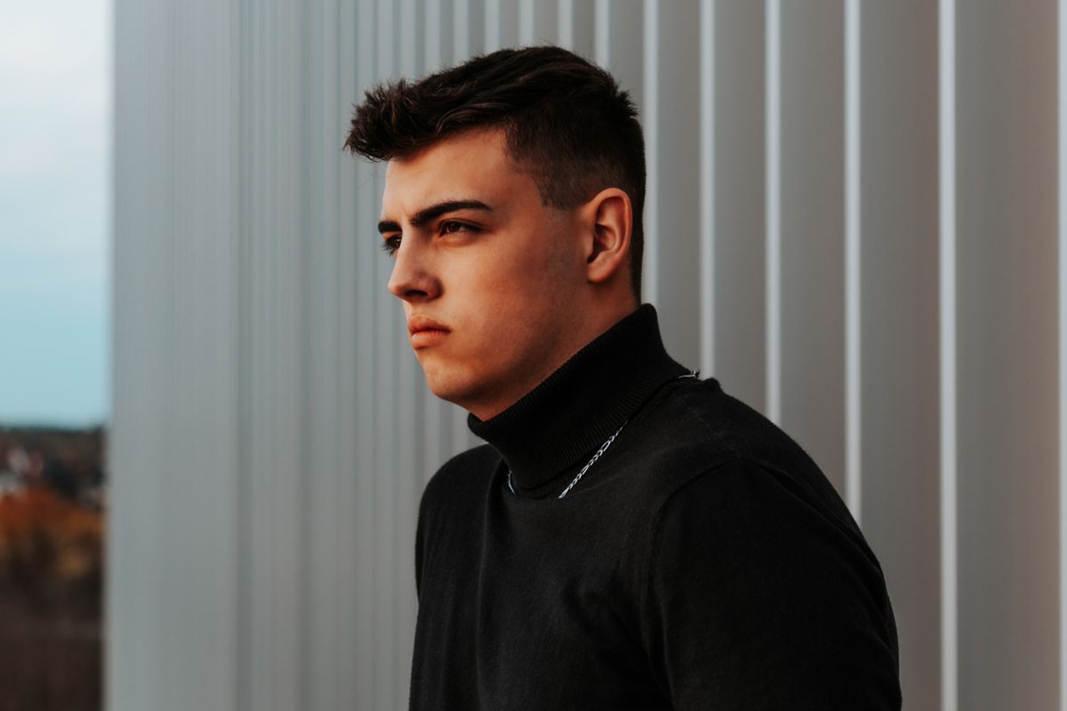 chłopak w czarnej bluzie