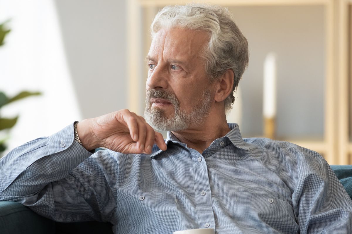 Zamyślony starszy mężczyzna