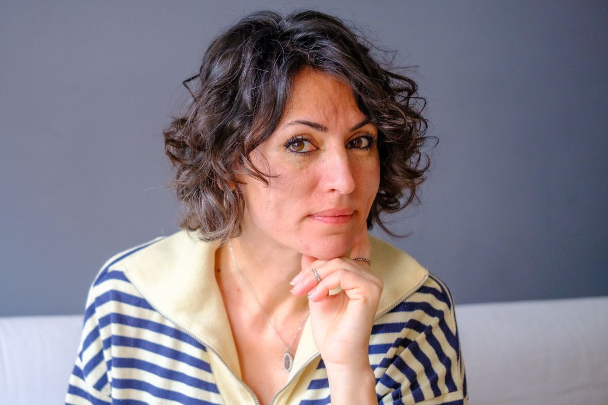 kobieta 40+ patrzy prosto w obiektyw aparatu