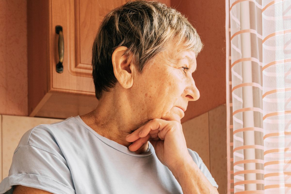 Zamyślona starsza kobieta