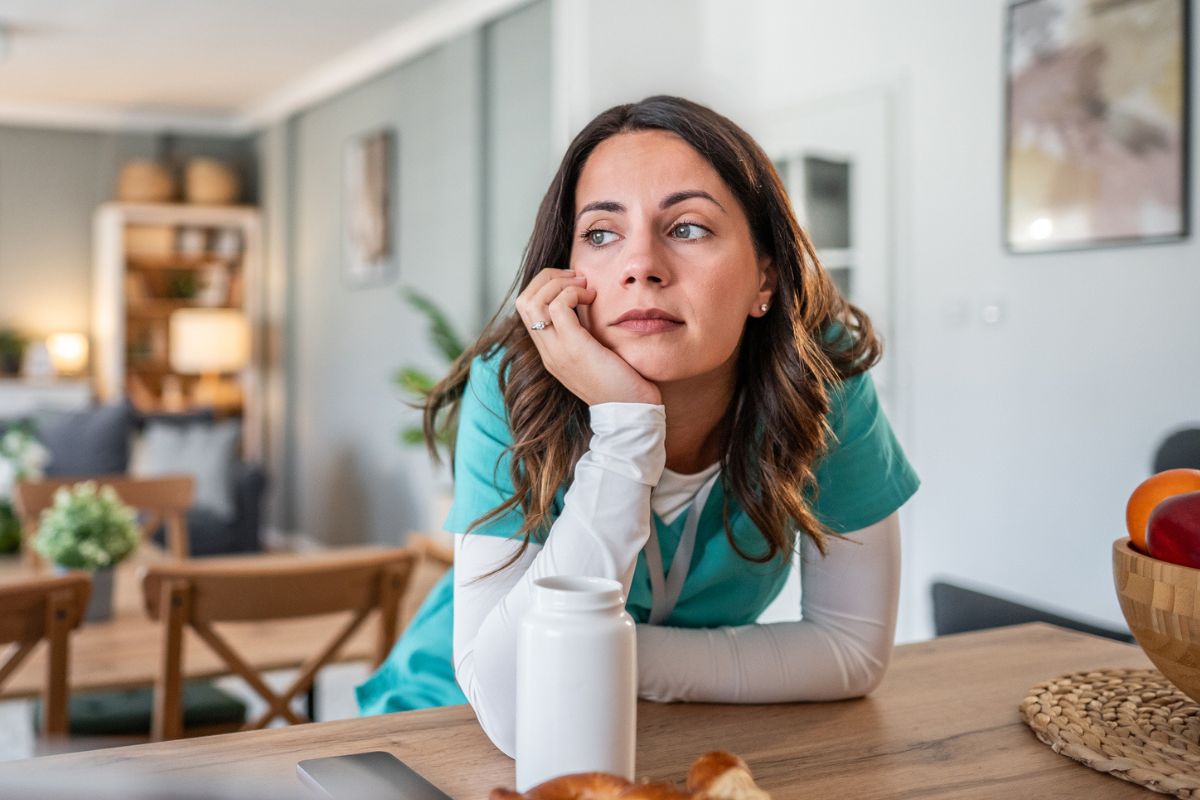 kobieta zmartwiona przy stole