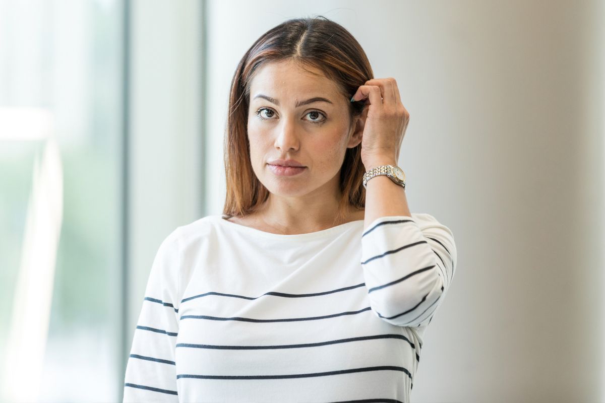 kobieta 30+ patrzy prosto w obiektyw aparatu