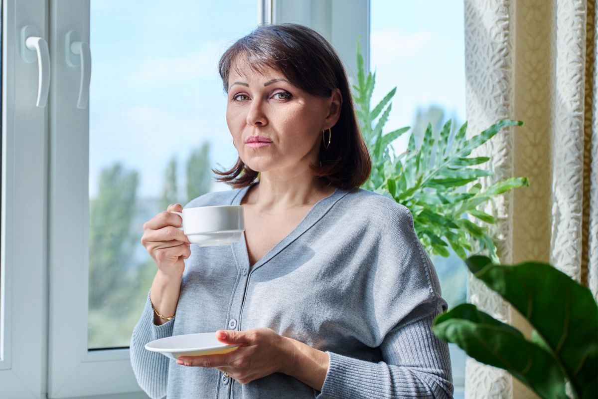 kobieta 40+ zamyślona i smutna