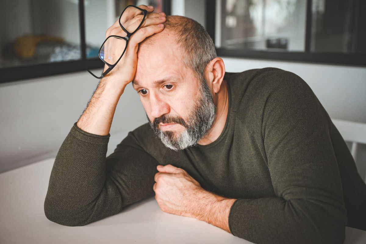 mężczyzna 50+ zamyślony i smutny