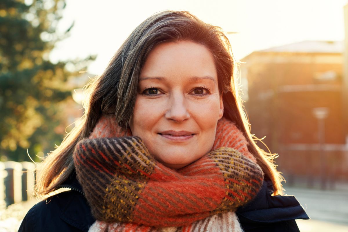 kobieta 40+ patrzy prosto w obiektyw aparatu