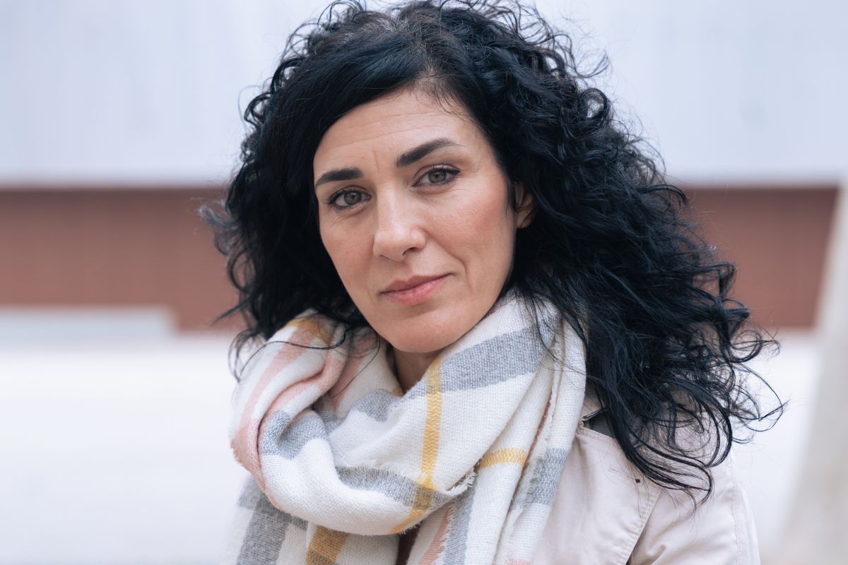 kobieta 40+ patrzy prosto w obiektyw aparatu