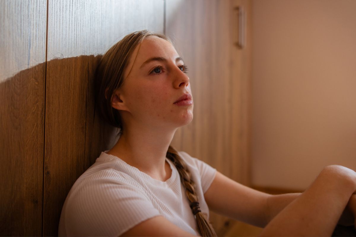 kobieta 20+ zamyślona i poważna