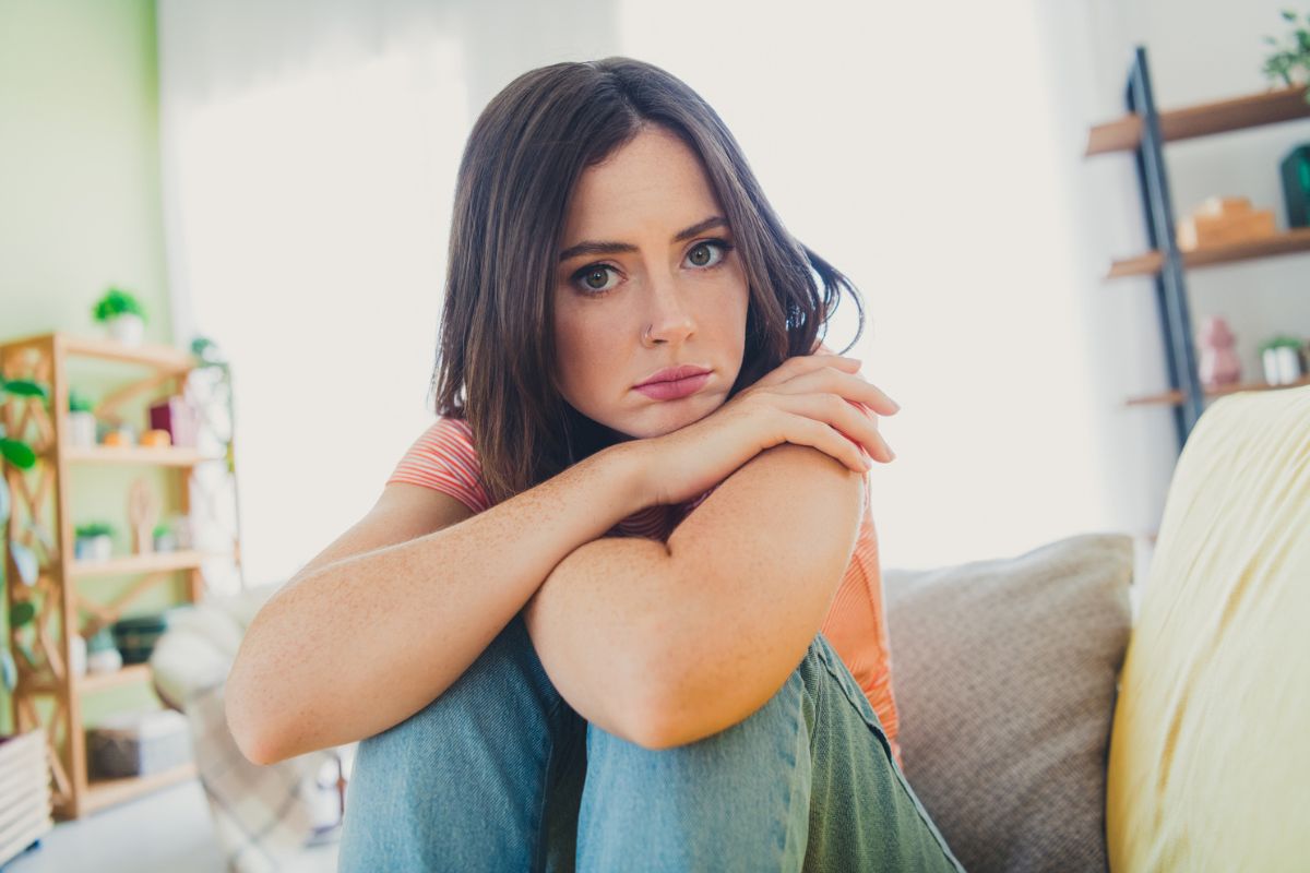 kobieta 20+ patrzy prosto w obiektyw aparatu