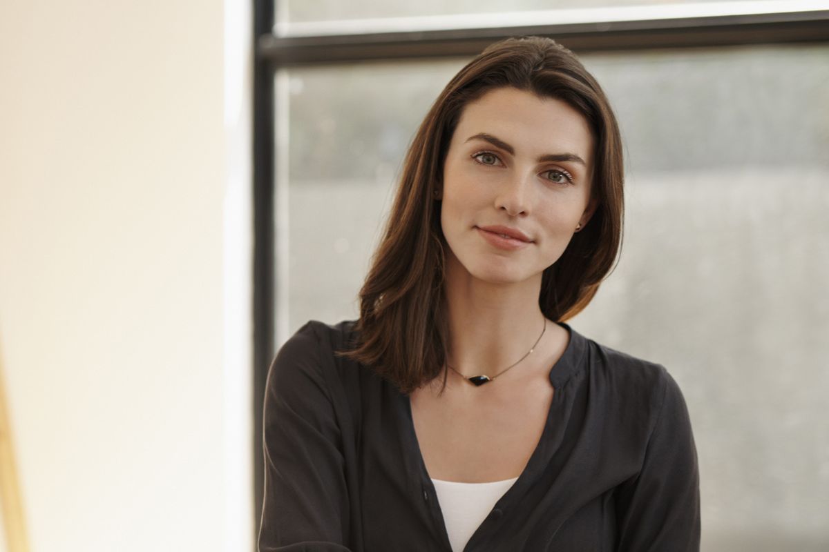 kobieta z naszyjnikiem