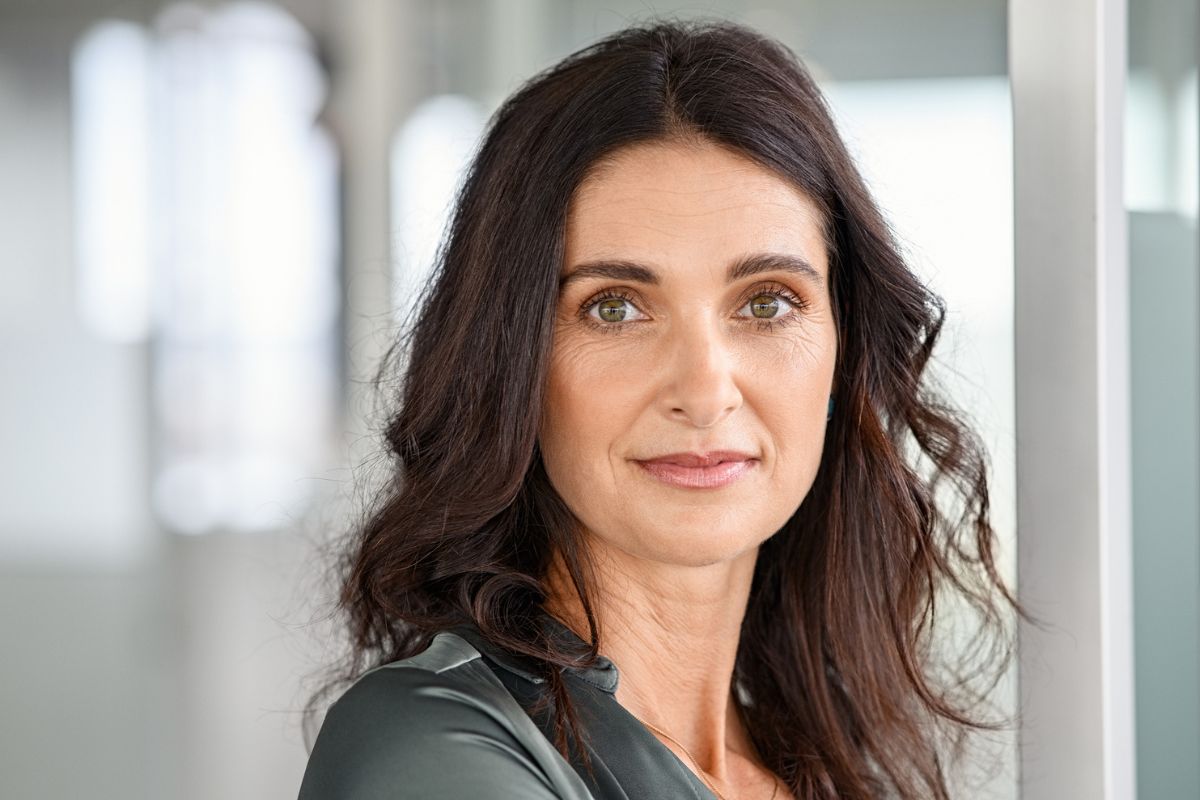 kobieta patrzy prosto w obiektyw aparatu