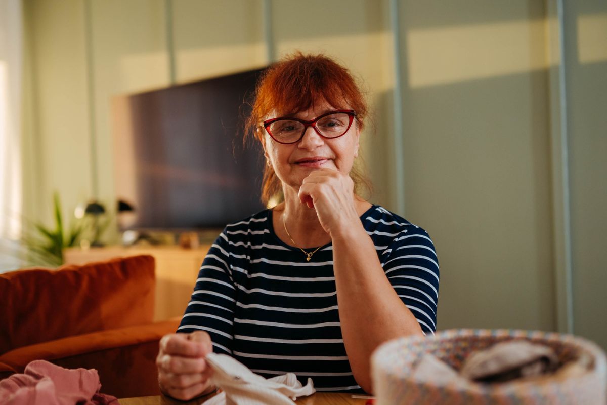 starsza kobieta w okularach