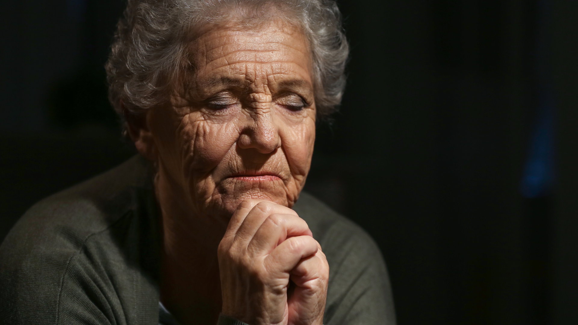 Unikaj tych 2 rzeczy po zmroku. Stara cyganka ostrzega, że to przyciąga złe moce