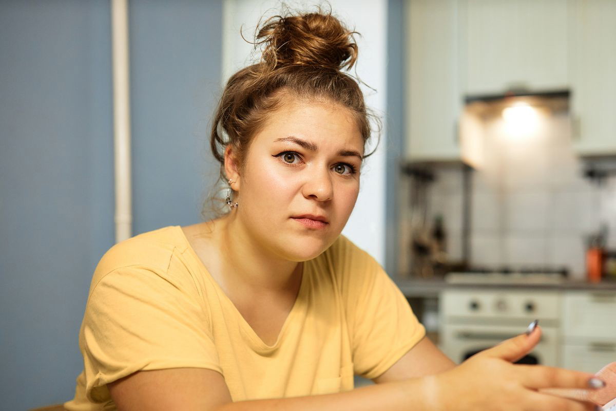 Poważna młoda kobieta